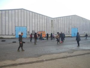 Fußball vor der besetzten Fabrikhalle in Kladusa